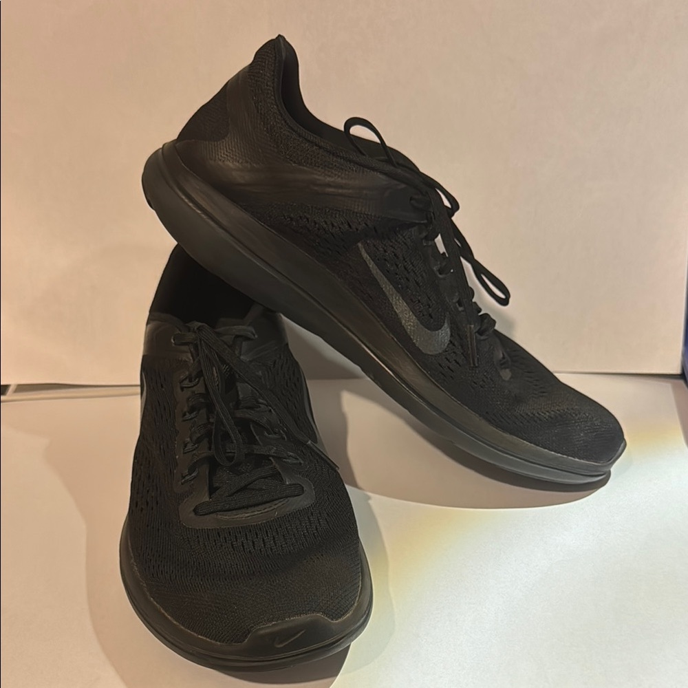 Nike Black Athletic Running Shoes with Breathable Mesh